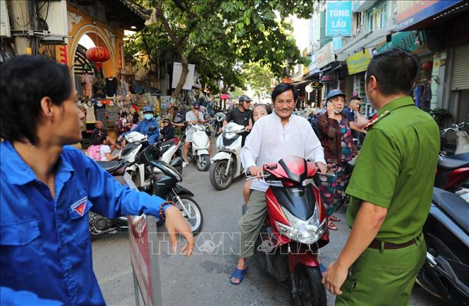 Giải quyết tình trạng ùn tắc giao thông ở cổng trường học