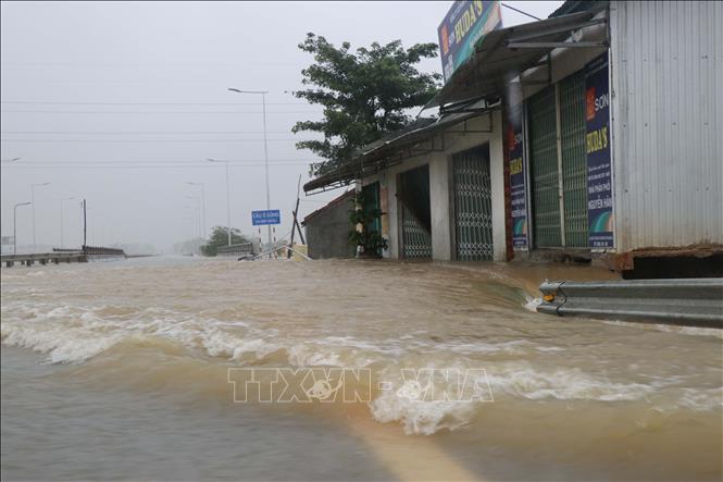 Quảng Ngãi: Mưa lớn kéo dài làm nhiều địa phương ở vùng hạ lưu ngập trong nước