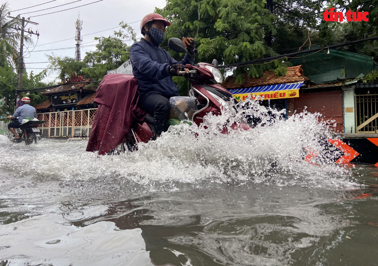 Tối và đêm 17/6, Trung Bộ, Nam Bộ có mưa dông vài nơi, kèm thời tiết cực đoan