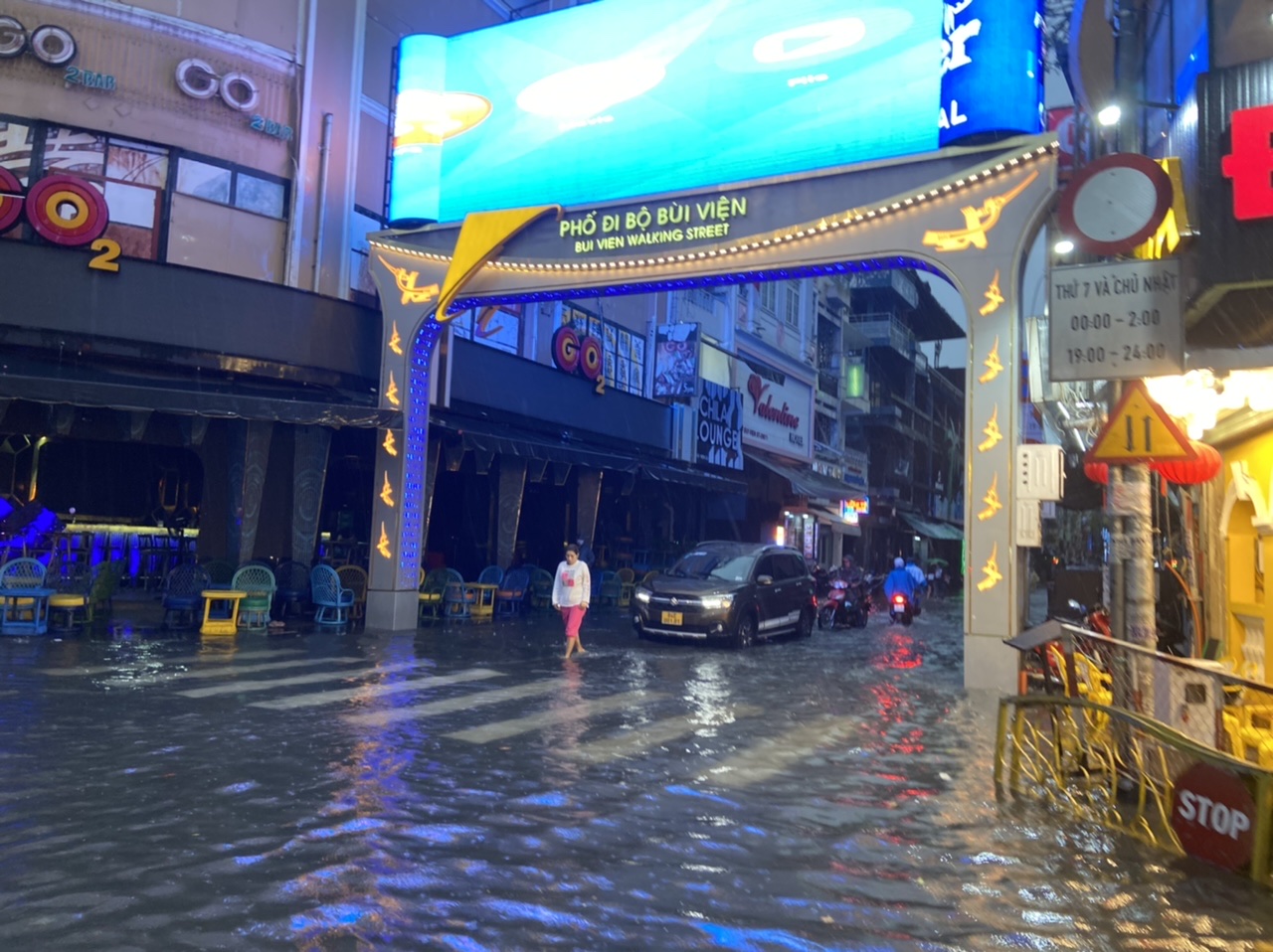 TP Hồ Chí Minh: Mưa lớn kéo dài, hàng loạt tuyến đường chìm trong biển nước