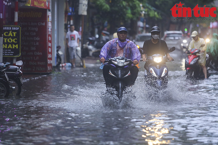 Bắc Bộ và Nam Bộ mưa dông, Trung Bộ Nắng nóng