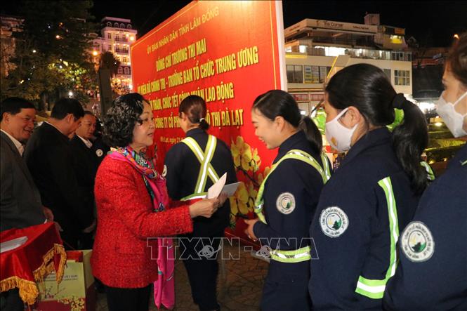 Đồng chí Trương Thị Mai chúc Tết công nhân môi trường Đà Lạt