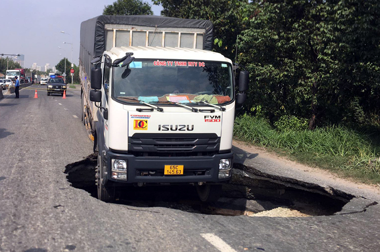 TP Hồ Chí Minh: Xe tải sụp hố ‘tử thần’ rộng hơn 3m gần cầu Phú Mỹ