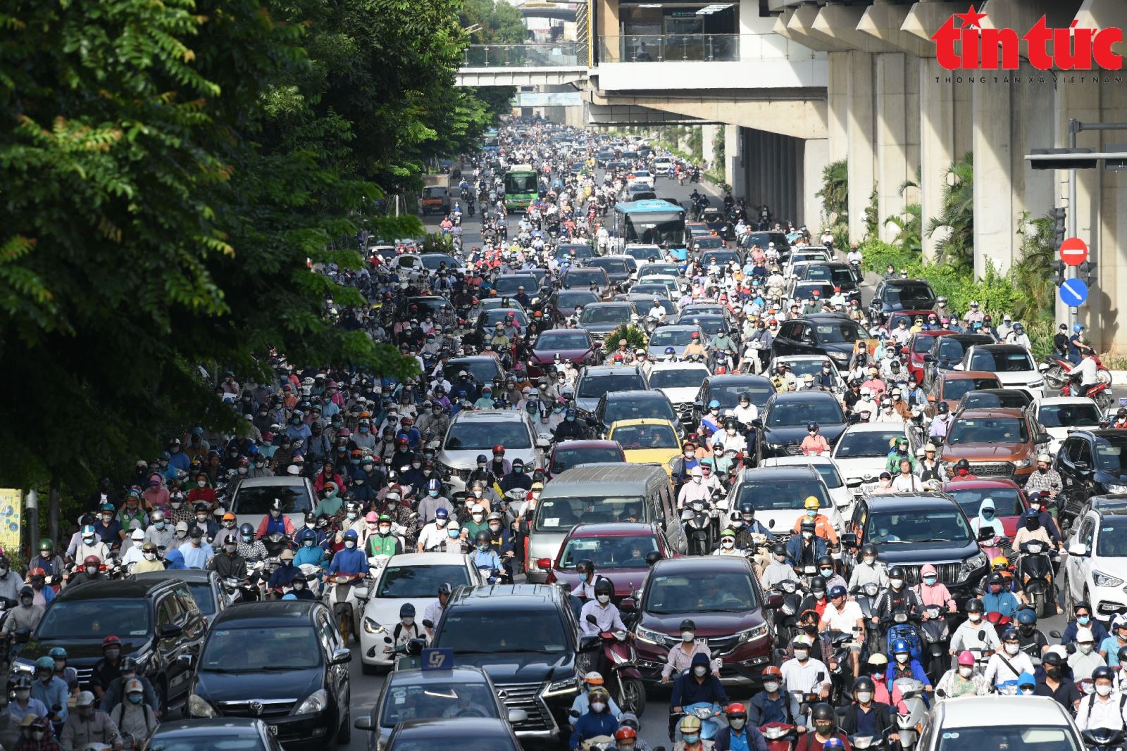 Hà Nội: Nhiều phương tiện cố tình đi sai làn, ngược chiều 