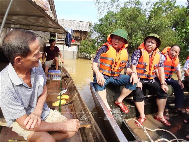 Bộ trưởng Trần Hồng Hà thăm hỏi người dân vùng lũ Hương Khê, Hà Tĩnh