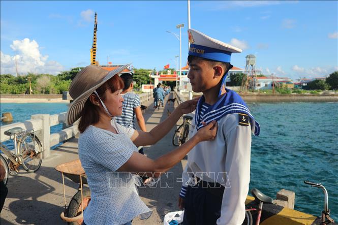 Mang hơi ấm tình thân tới Trường Sa - Bài 3: Vững tay súng nơi đầu ngọn sóng