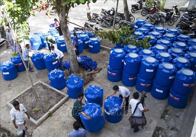 Kiên Giang: Trao thùng chứa nước tặng bà con gặp khó khăn do hạn mặn