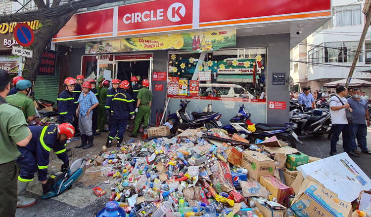 TP Hồ Chí Minh: Sập cửa hàng tiện lợi, nhân viên bị mắc kẹt