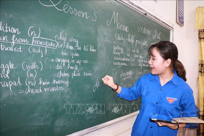 Học sinh dạy tiếng Anh miễn phí cho các em học sinh vùng khó