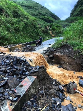 Mưa lớn trong nhiều giờ tại Hà Giang làm hàng chục ngôi nhà bị đổ sập