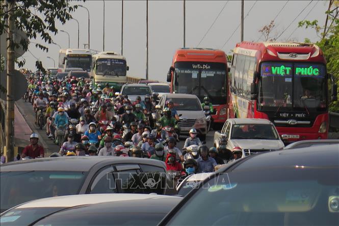 Người dân nối nhau rời thành phố khiến giao thông cửa ngõ TP Hồ Chí Minh ùn tắc