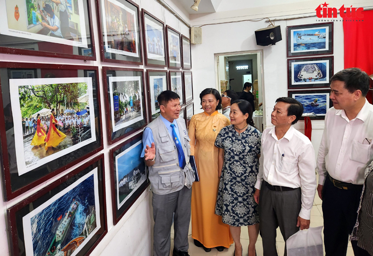 Triển lãm ảnh thời sự nghệ thuật ‘Tuổi trẻ với Trường Sa’