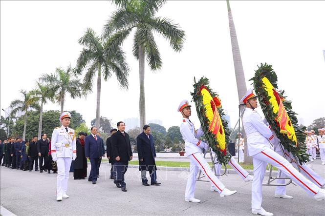 Dâng hương tưởng niệm các vị tiền bối cách mạng tại Nghĩa trang Mai Dịch 