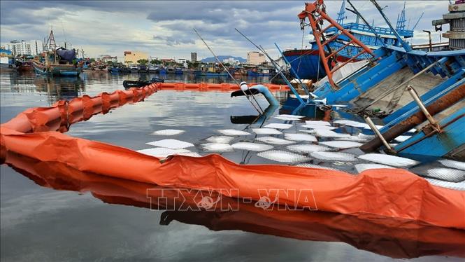 Đà Nẵng: Xử lý sự cố tràn dầu sau khi một tàu cá bị chìm trong đêm