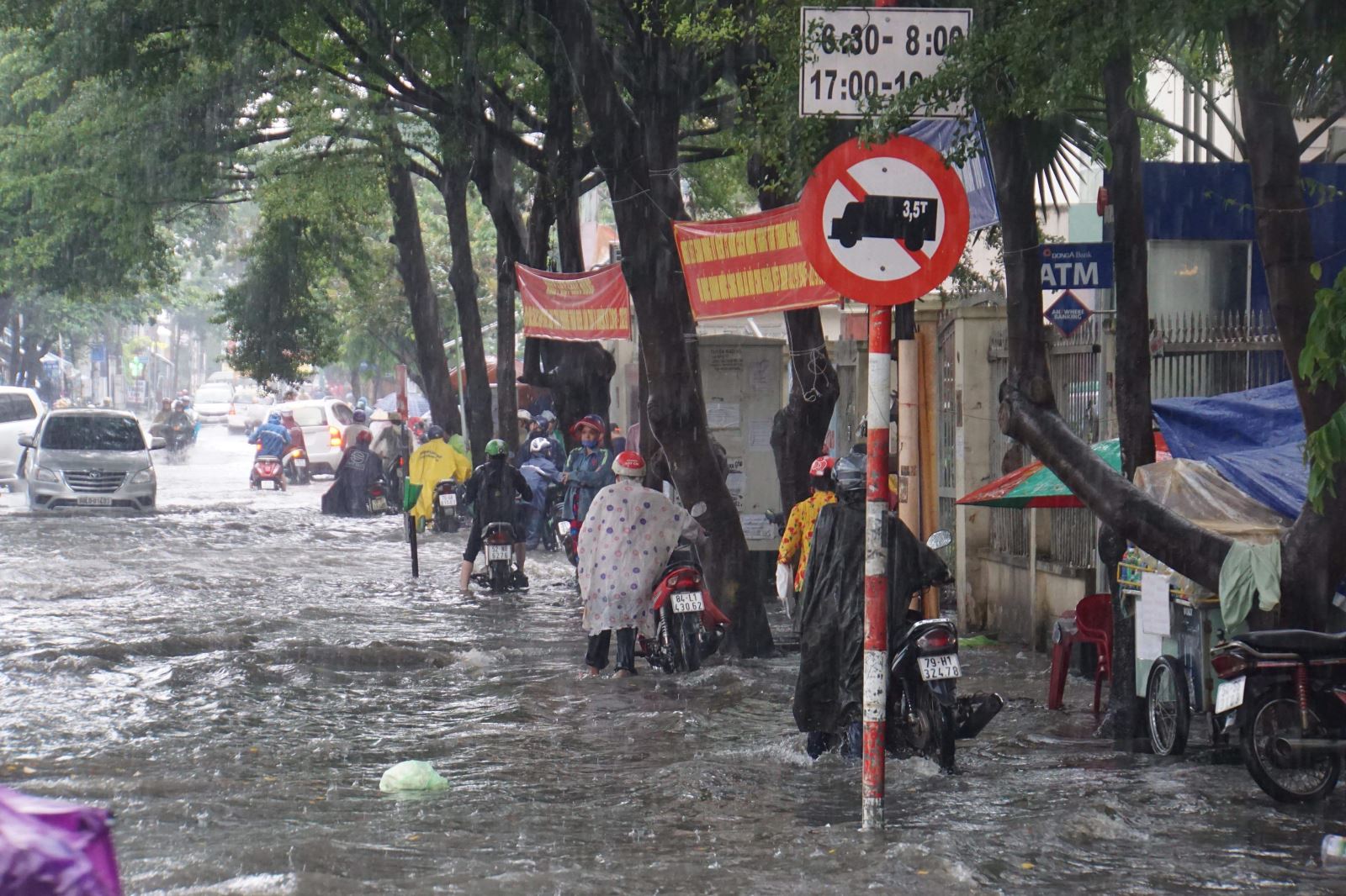 Không khí lạnh tràn về gây mưa lớn ở miền Trung