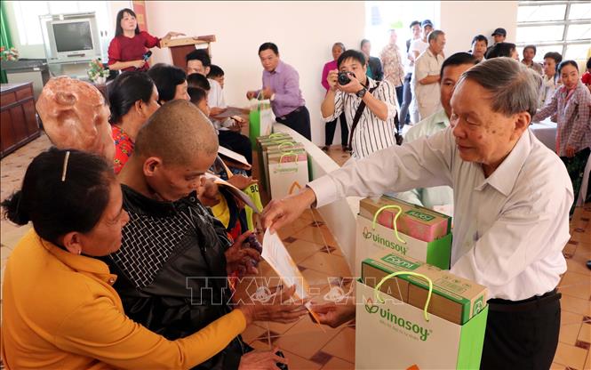 Trao tặng quà Tết cho nạn nhân chất độc da cam/dioxin Sóc Trăng