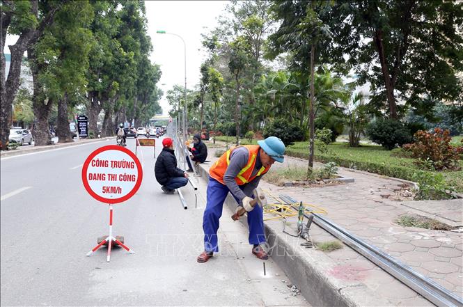 Hà Nội tiếp tục xén vỉa hè, dải phân cách để giảm ùn tắc giao thông