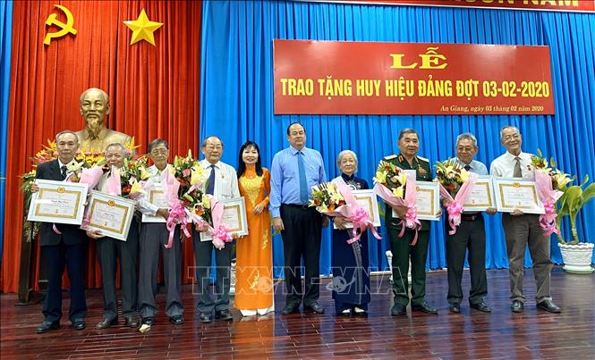 An Giang trao Huy hiệu Đảng cho 26 đảng viên cao tuổi Đảng