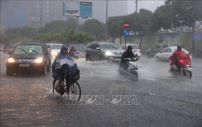 TP Hồ Chí Minh: Xe cộ ùn ứ do cơn mưa lớn hơn 1 tiếng đồng hồ