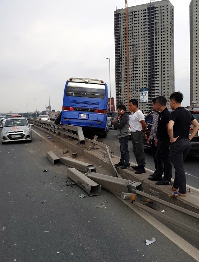 Xe khách tông nát dải phân cách trên cầu Nhật Tân