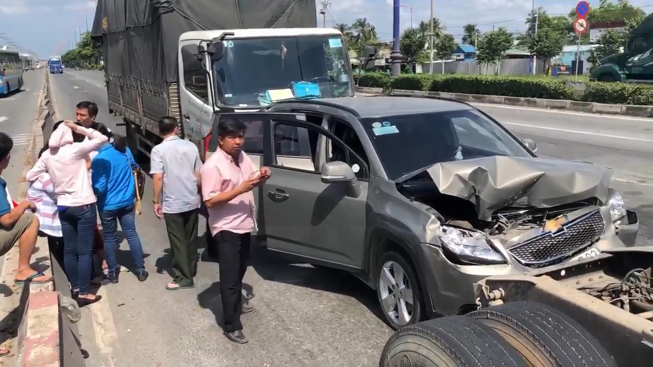 Ô tô tông xe liên hoàn dừng đèn đỏ, nhiều người la hét cầu cứu