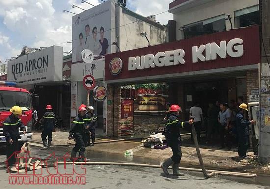 Cửa hàng Burger King ở TP Hồ Chí Minh bốc cháy ngùn ngụt