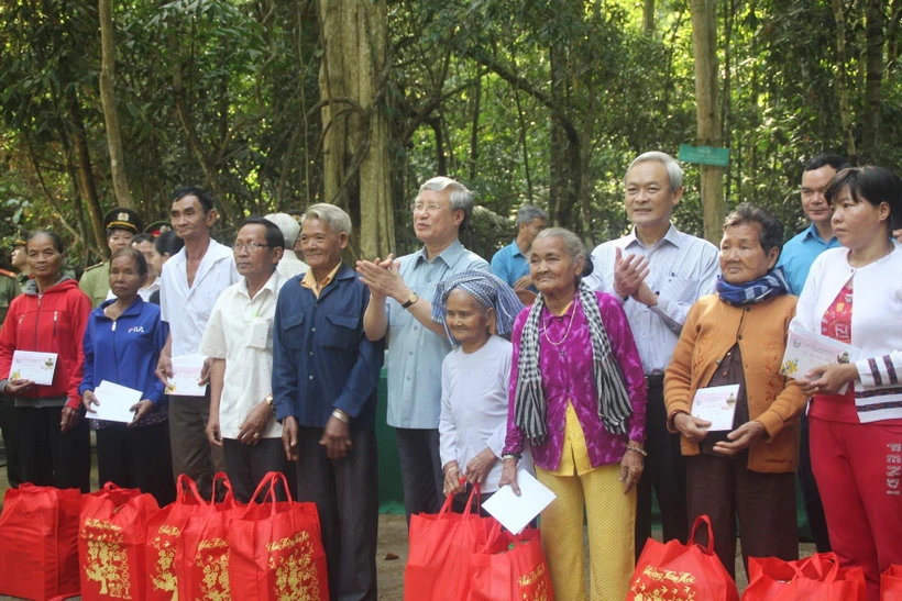 Thường trực Ban Bí thư tặng quà gia đình chính sách ở Đồng Nai | Vietnam+ (VietnamPlus)