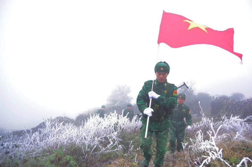 Bộ đội Biên phòng Hà Giang tuần tra bảo vệ đường biên dưới trời băng tuyết | Vietnam+ (VietnamPlus)