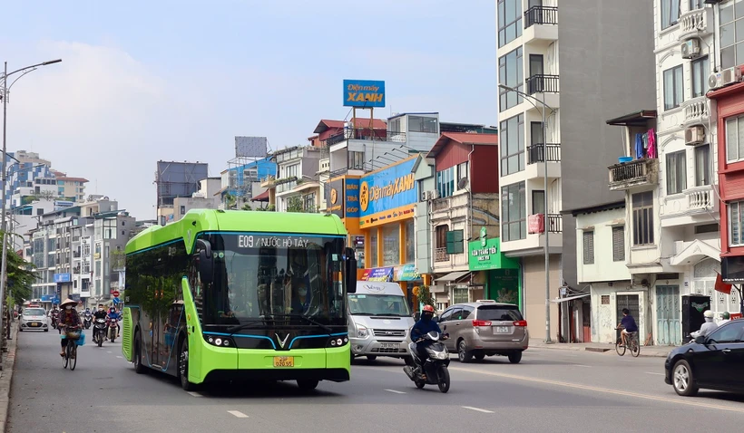 Hà Nội sẽ tiến hành thí điểm đặt hàng với 9 tuyến xe buýt điện mới | Vietnam+ (VietnamPlus)