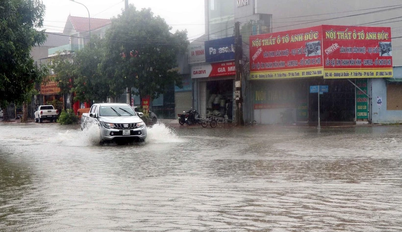 Hà Tĩnh: Thăm hỏi, hỗ trợ nhu yếu phẩm thiết yếu cho người dân vùng lũ | Vietnam+ (VietnamPlus)