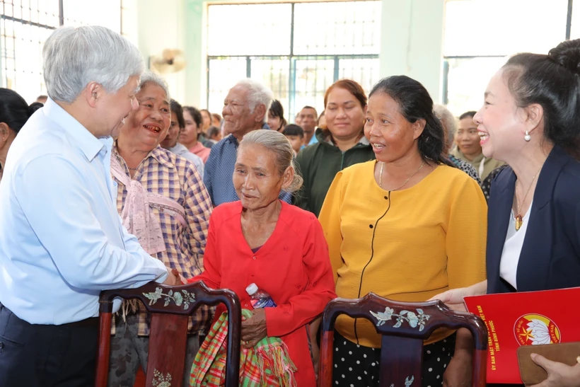 Chủ tịch Ủy ban MTTQ Việt Nam động viên công nhân lao động tại Bình Phước | Vietnam+ (VietnamPlus)