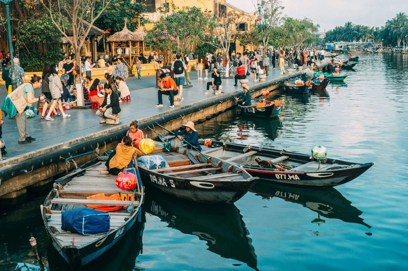 Du khách Hàn Quốc “phải lòng” biển xanh, cát trắng của Việt Nam | Vietnam+ (VietnamPlus)