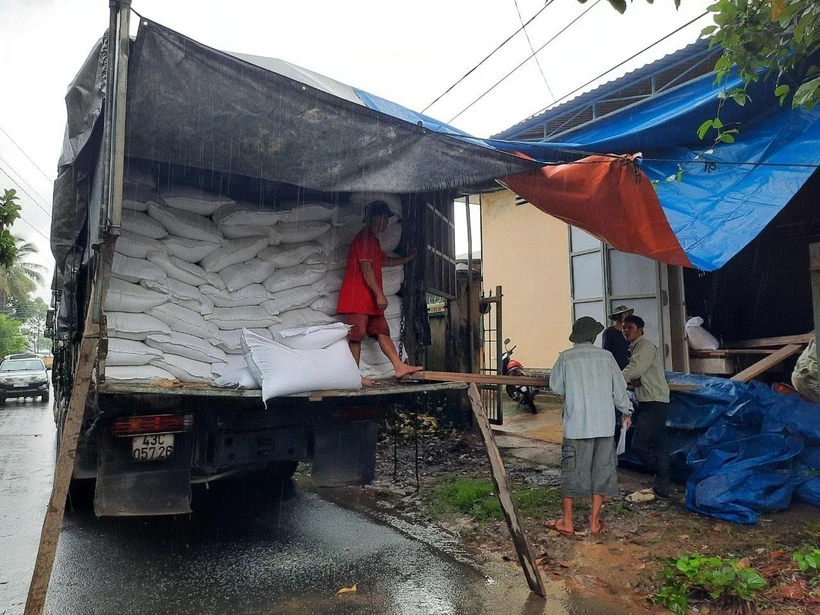 Vụ sạt lở tại Phước Sơn: Khẩn trương gùi hàng tiếp ứng cho người dân | Vietnam+ (VietnamPlus)