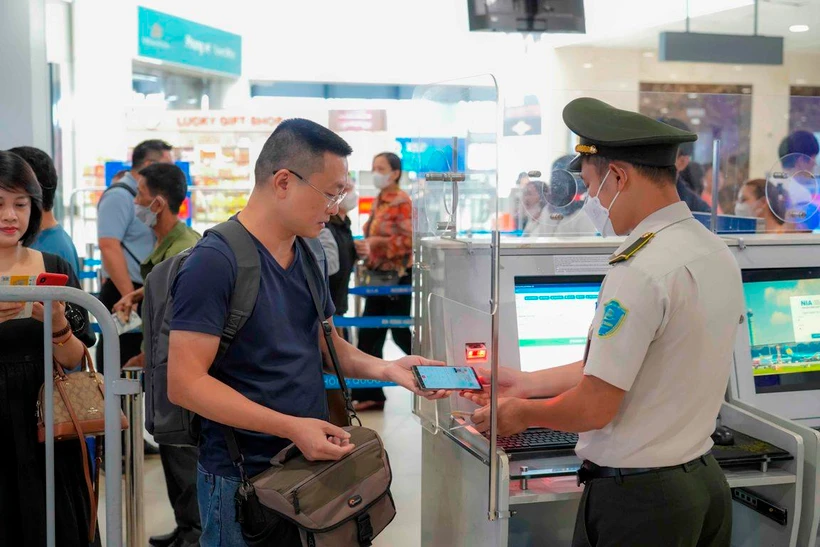 Nhiều hành khách dùng tài khoản VneID làm thủ tục đi máy bay | Vietnam+ (VietnamPlus)