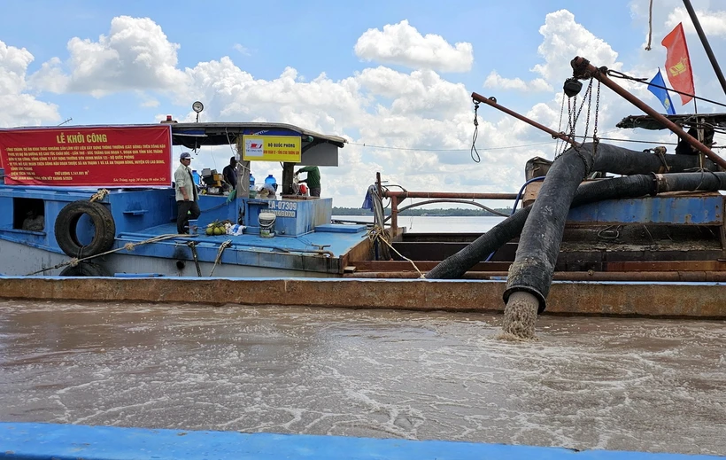 Sóc Trăng: Khởi công khai thác mỏ cát trên sông Hậu phục vụ dự án cao tốc | Vietnam+ (VietnamPlus)