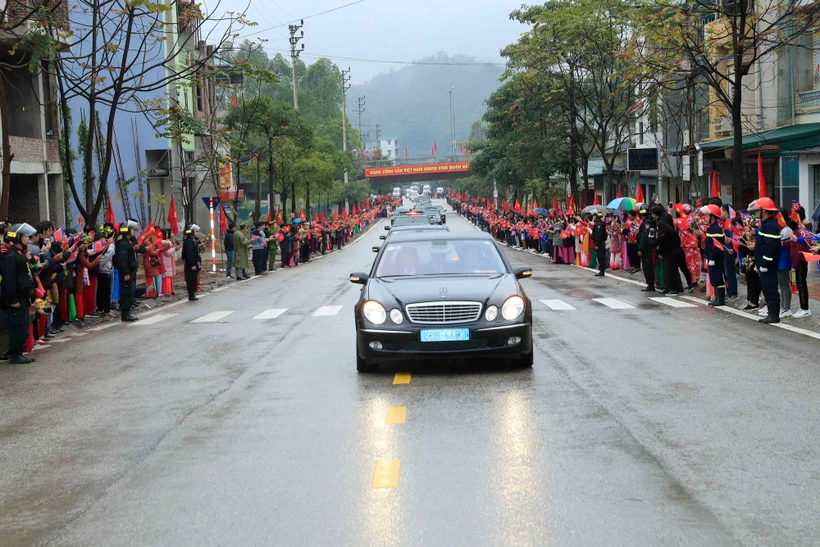 Đoàn xe chở Chủ tịch Triều Tiên rời ga Đồng Đăng, hướng về Hà Nội | Vietnam+ (VietnamPlus)