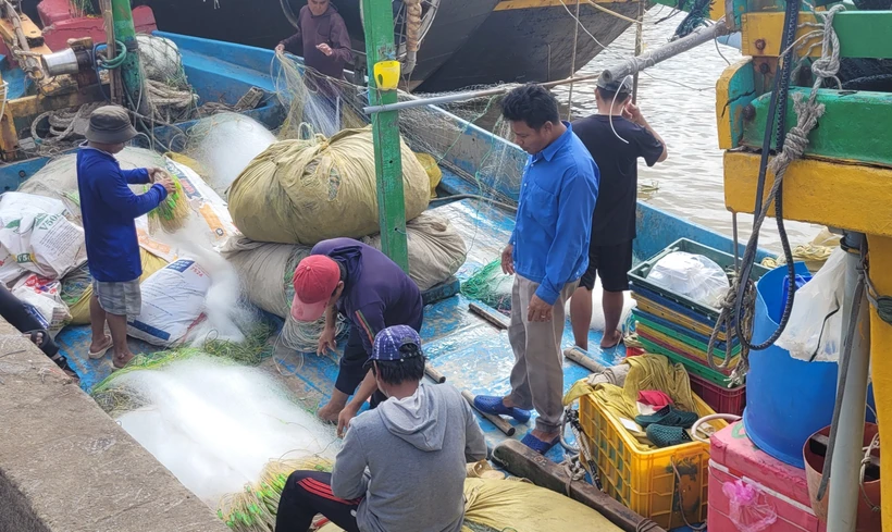 Bà Rịa-Vũng Tàu: Ngư dân tất bật chuẩn bị cho chuyến ra khơi cuối năm | Vietnam+ (VietnamPlus)