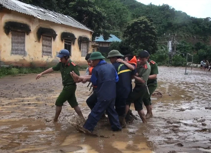 Tìm thấy thi thể một nạn nhân sau lũ quét kinh hoàng ở bản Sa Ná | Vietnam+ (VietnamPlus)