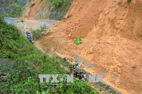 Sạt lở quốc lộ 279, tuyến đường Pá Uôn đi Tuần Giáo bị tê liệt gần 10 giờ | Báo ảnh Dân tộc và Miền núi