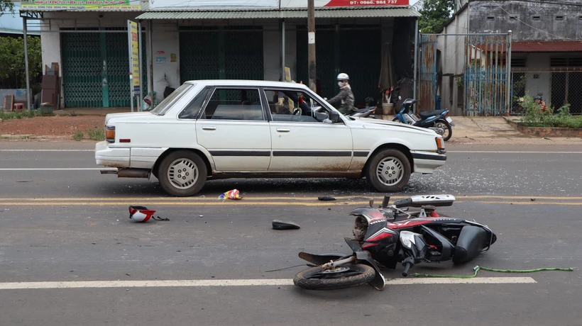 Lái xe ngược chiều do say xỉn và tự tông vào ôtô, một người nguy kịch | Vietnam+ (VietnamPlus)