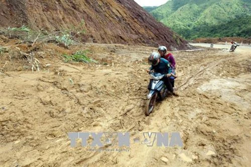 Điện Biên: Xuất hiện tình trạng sạt lở đất đá gây ách tắc giao thông cục bộ | Báo ảnh Dân tộc và Miền núi