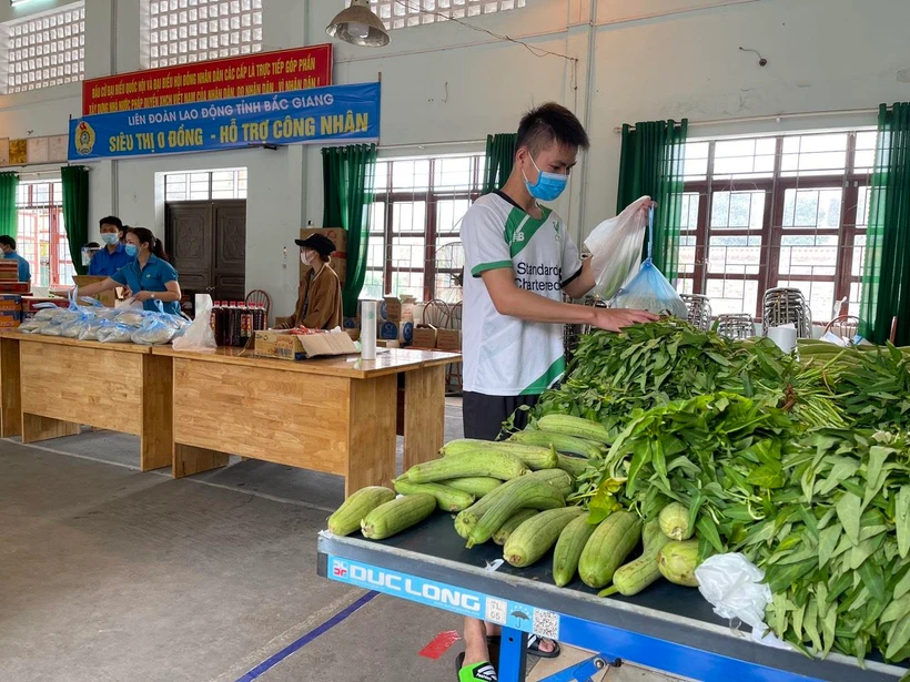 Hỗ trợ hàng vạn công nhân lao động trong tâm dịch vượt qua khó khăn | Vietnam+ (VietnamPlus)