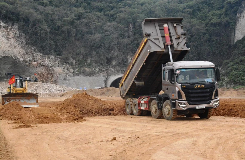 'Nước ta nhiều đồi núi mà sao lại thiếu đất đắp làm cao tốc Bắc-Nam?' | Vietnam+ (VietnamPlus)