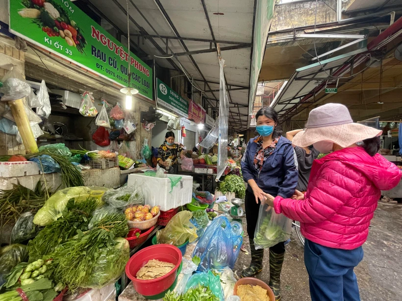 Hà Nội: Giá rau tăng cao, tiểu thương và người dân lắc đầu ngao ngán | Vietnam+ (VietnamPlus)