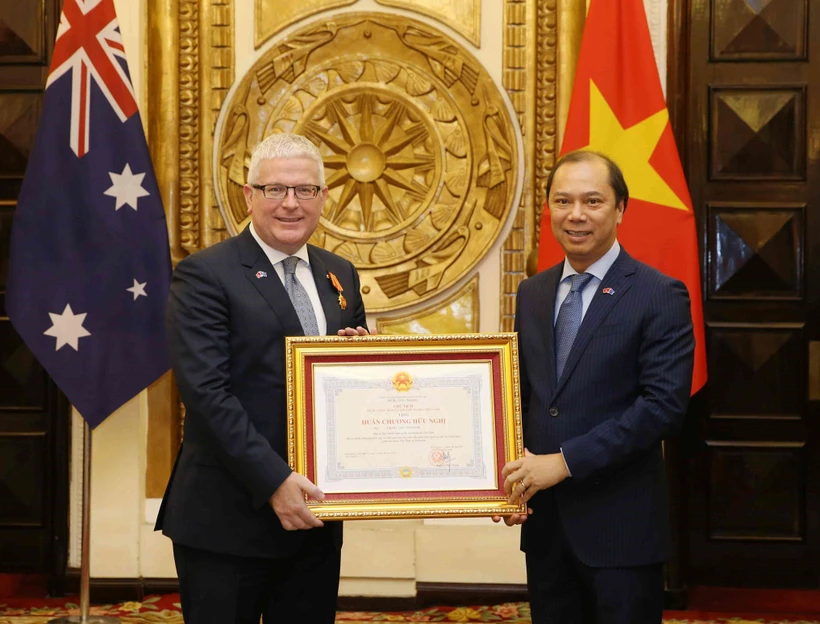 Trao Huân chương Hữu nghị tặng Đại sứ Australia Craig Chittick | Vietnam+ (VietnamPlus)