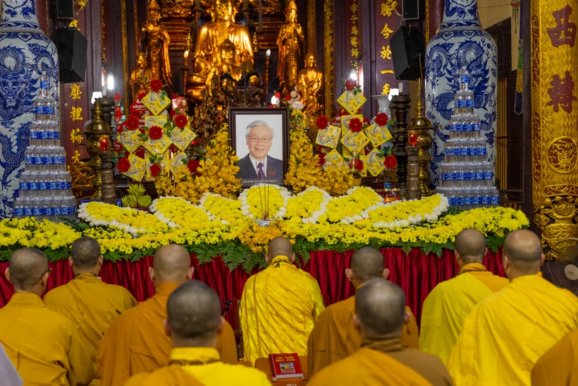 Tổ chức lễ tưởng niệm Tổng Bí thư Nguyễn Phú Trọng tại các chùa, cơ sở tự viện | Vietnam+ (VietnamPlus)