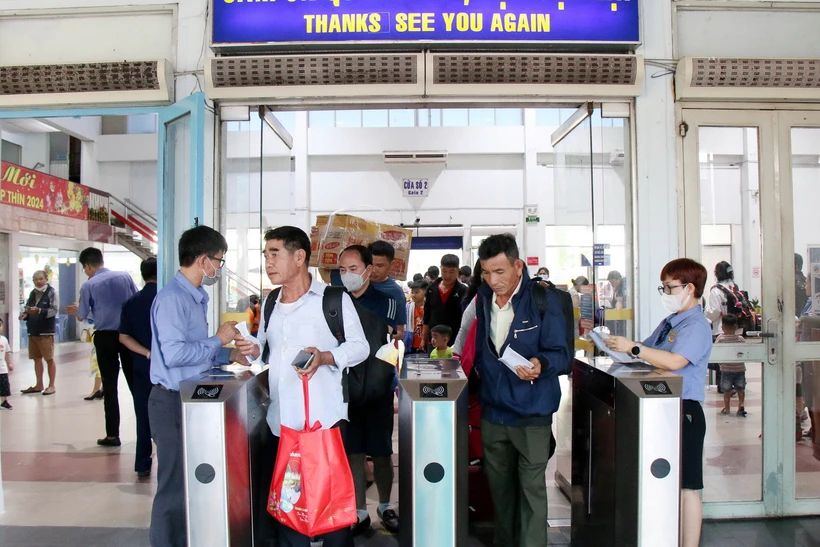 Thành phố Hồ Chí Minh: Hàng nghìn hành khách lên tàu về quê đón Tết | Vietnam+ (VietnamPlus)