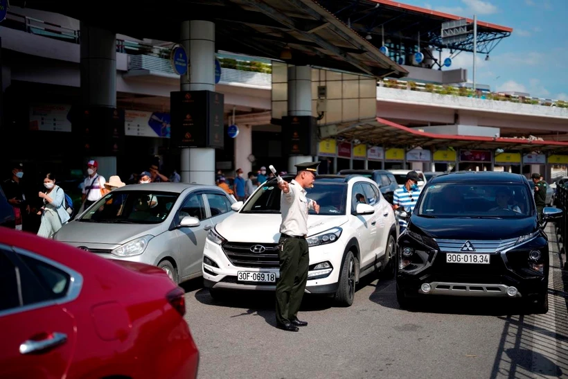 Xử lý nghiêm nạn chèo kéo, ép giá khách đi taxi tại sân bay dịp Tết | Vietnam+ (VietnamPlus)