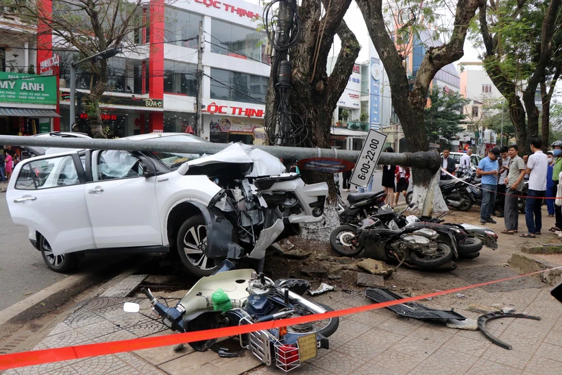 Thừa Thiên-Huế: Xe ôtô con mất lái gây tai nạn liên hoàn | Vietnam+ (VietnamPlus)