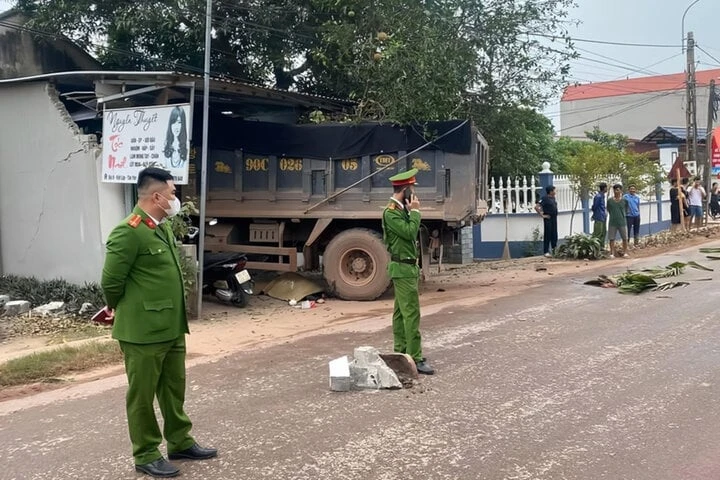 Bắc Giang: Xe tải đâm xe máy rồi lao vào cửa hàng làm 4 người bị thương | Vietnam+ (VietnamPlus)